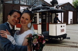 2005-05-09 Brautpaar vor Tram.jpg