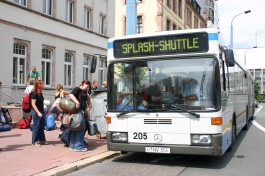2006-07-28 Shuttlebusse zum Festival.jpg