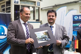 Zdeněk Majer, Vizepräsident ŠKODA und Geschäftsführer ŠKODA Deutschland, und Jens Meiwald, Vorstand CVAG, unterzeichneten den Vertrag zur Lieferung von 14 voll klimatisierten und mit WLAN ausgestatteten Niederflur-Bahnen.